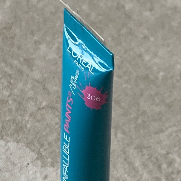 BNWT L'Oreal Infallible Paints Lips Lip Color Domineering Teal - Picture 6 of 8
